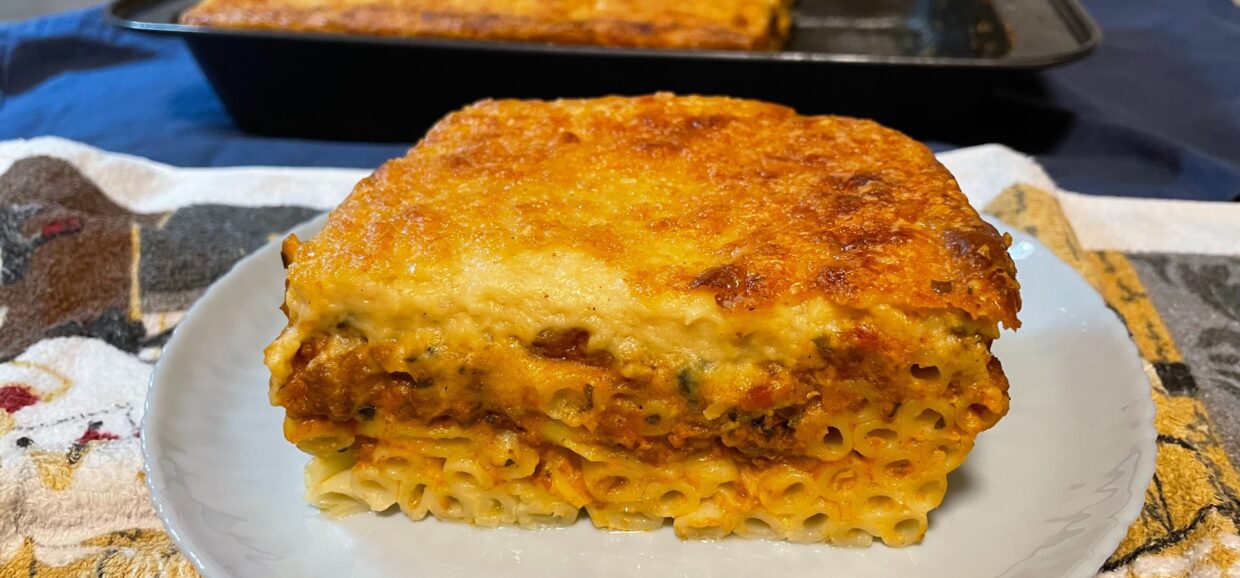 Κλασικό σπιτικό παστίτσιο με απλά υλικά και δοκιμασμένο τρόπο. Μια αγαπημένη οικογενειακή συνταγή για καθημερινό ή γιορτινό τραπέζι.