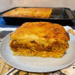 Κλασικό σπιτικό παστίτσιο με απλά υλικά και δοκιμασμένο τρόπο. Μια αγαπημένη οικογενειακή συνταγή για καθημερινό ή γιορτινό τραπέζι.