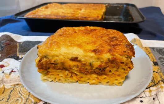 Κλασικό σπιτικό παστίτσιο με απλά υλικά και δοκιμασμένο τρόπο. Μια αγαπημένη οικογενειακή συνταγή για καθημερινό ή γιορτινό τραπέζι.