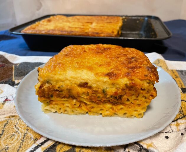 Κλασικό σπιτικό παστίτσιο με απλά υλικά και δοκιμασμένο τρόπο. Μια αγαπημένη οικογενειακή συνταγή για καθημερινό ή γιορτινό τραπέζι.