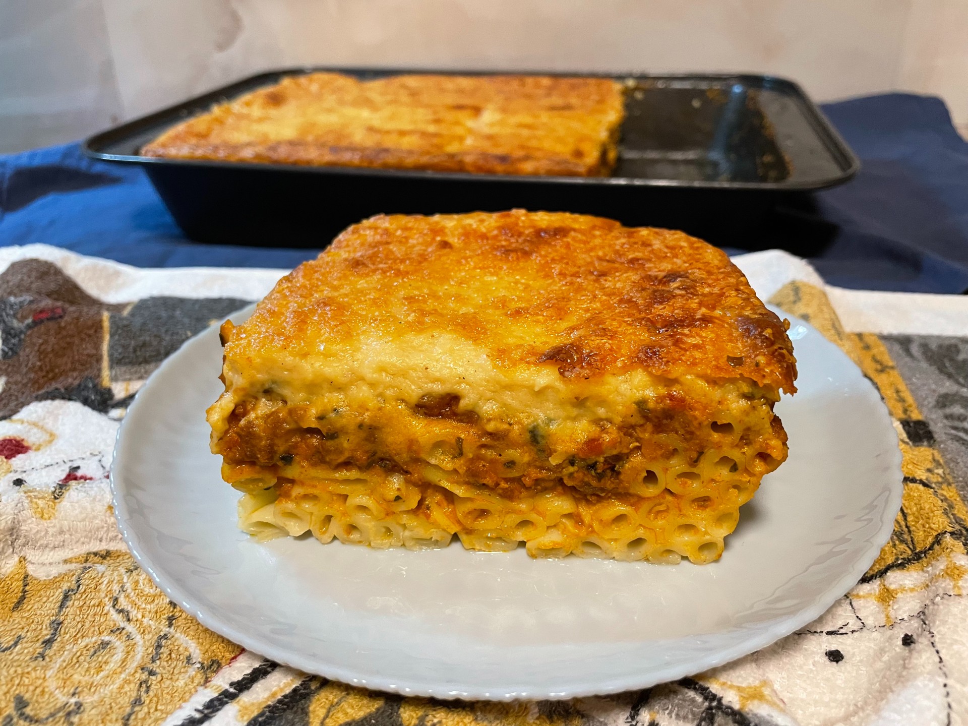 Κλασικό σπιτικό παστίτσιο με απλά υλικά και δοκιμασμένο τρόπο. Μια αγαπημένη οικογενειακή συνταγή για καθημερινό ή γιορτινό τραπέζι.