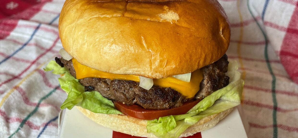 Εύκολη και γρήγορη συνταγή για σπιτικό μπέργκερ με ζουμερό μοσχαρίσιο κιμά, λιωμένο τσένταρ και BBQ σάλτσα. Ιδανικό για κάθε στιγμή!