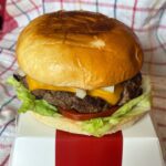 Εύκολη και γρήγορη συνταγή για σπιτικό μπέργκερ με ζουμερό μοσχαρίσιο κιμά, λιωμένο τσένταρ και BBQ σάλτσα. Ιδανικό για κάθε στιγμή!