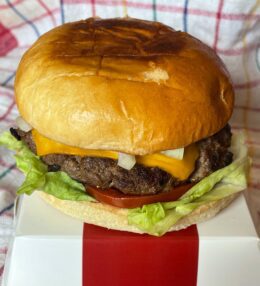 Σπιτικό Μπέργκερ με Μοσχαρίσιο Κιμά και Τσένταρ