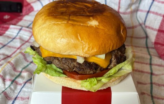 Εύκολη και γρήγορη συνταγή για σπιτικό μπέργκερ με ζουμερό μοσχαρίσιο κιμά, λιωμένο τσένταρ και BBQ σάλτσα. Ιδανικό για κάθε στιγμή!