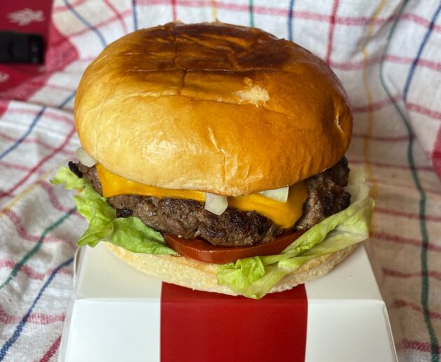 Εύκολη και γρήγορη συνταγή για σπιτικό μπέργκερ με ζουμερό μοσχαρίσιο κιμά, λιωμένο τσένταρ και BBQ σάλτσα. Ιδανικό για κάθε στιγμή!