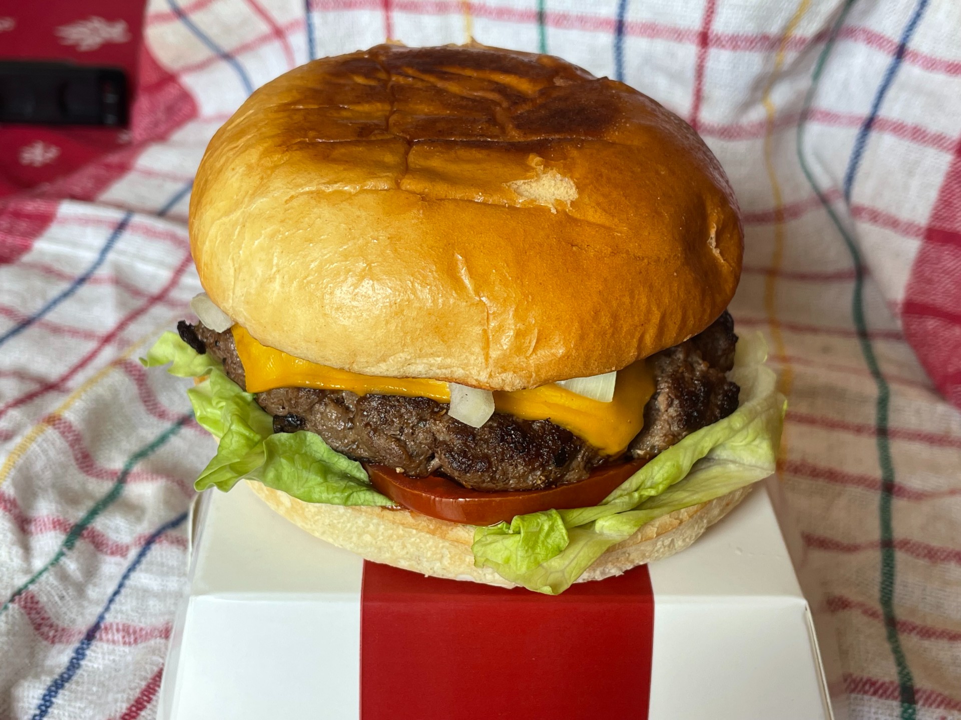 Εύκολη και γρήγορη συνταγή για σπιτικό μπέργκερ με ζουμερό μοσχαρίσιο κιμά, λιωμένο τσένταρ και BBQ σάλτσα. Ιδανικό για κάθε στιγμή!