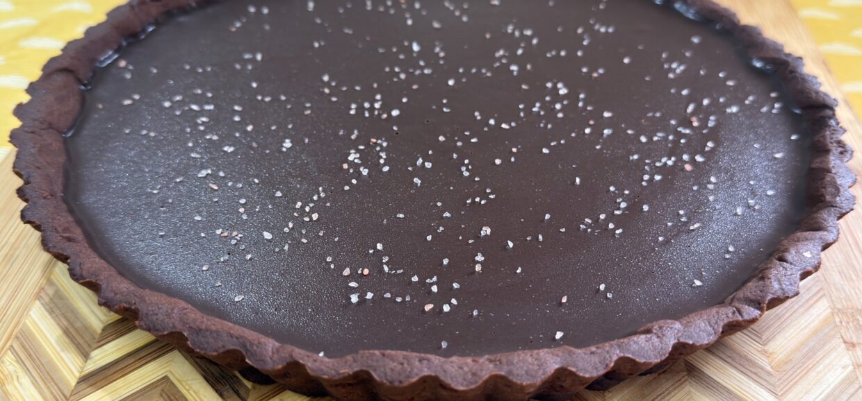 Ανακάλυψε την απόλυτη συνταγή για σοκολατένια τάρτα 25 εκ. με τραγανή βάση, κρεμώδη γκανάς σοκολάτας και νιφάδες θαλασσινού αλατιού.