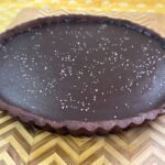 Ανακάλυψε την απόλυτη συνταγή για σοκολατένια τάρτα 25 εκ. με τραγανή βάση, κρεμώδη γκανάς σοκολάτας και νιφάδες θαλασσινού αλατιού.