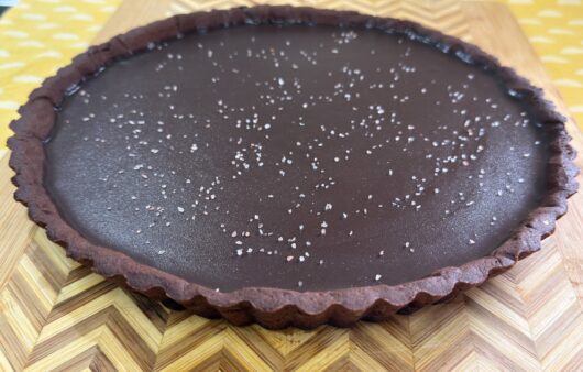 Ανακάλυψε την απόλυτη συνταγή για σοκολατένια τάρτα 25 εκ. με τραγανή βάση, κρεμώδη γκανάς σοκολάτας και νιφάδες θαλασσινού αλατιού.