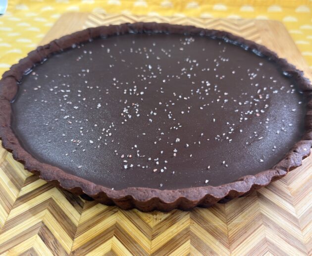 Ανακάλυψε την απόλυτη συνταγή για σοκολατένια τάρτα 25 εκ. με τραγανή βάση, κρεμώδη γκανάς σοκολάτας και νιφάδες θαλασσινού αλατιού.