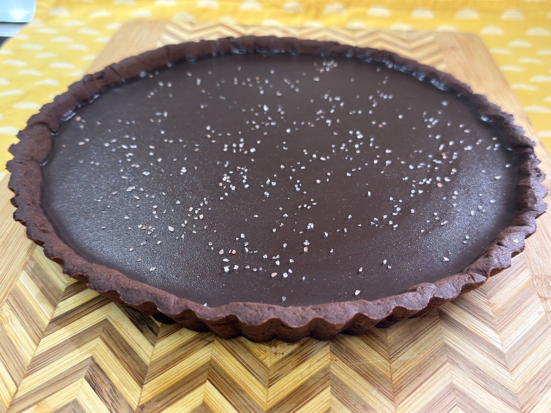 Ανακάλυψε την απόλυτη συνταγή για σοκολατένια τάρτα 25 εκ. με τραγανή βάση, κρεμώδη γκανάς σοκολάτας και νιφάδες θαλασσινού αλατιού.