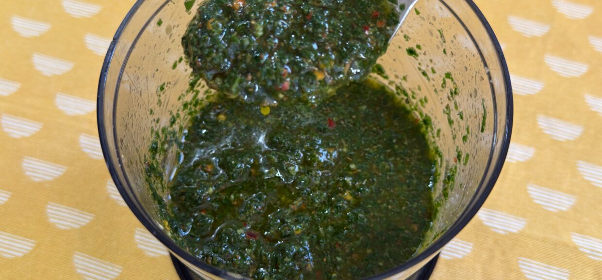 Φτιάξε τη διάσημη σάλτσα Τσιμιτσούρι στο σπίτι! Μια αρωματική πινελιά Αργεντινής που απογειώνει κάθε ψητό πιάτο.