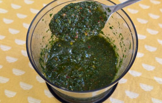 Φτιάξε τη διάσημη σάλτσα Τσιμιτσούρι στο σπίτι! Μια αρωματική πινελιά Αργεντινής που απογειώνει κάθε ψητό πιάτο.