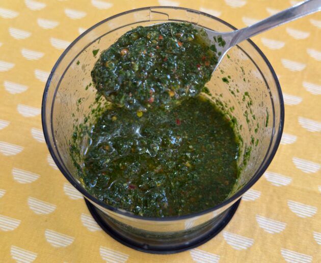 Φτιάξε τη διάσημη σάλτσα Τσιμιτσούρι στο σπίτι! Μια αρωματική πινελιά Αργεντινής που απογειώνει κάθε ψητό πιάτο.