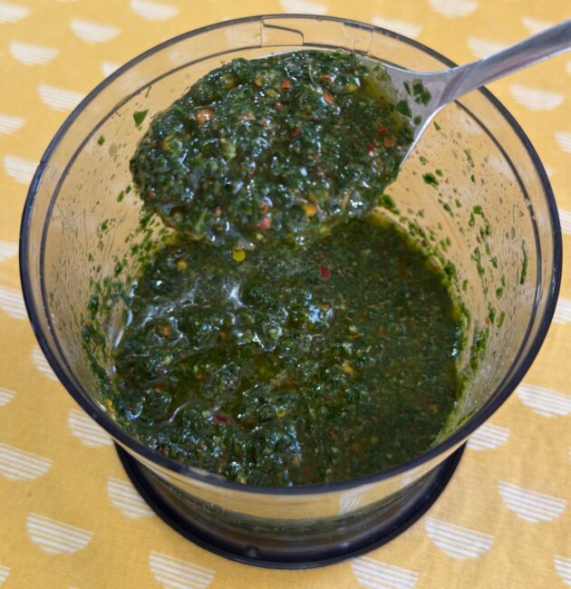 Φτιάξε τη διάσημη σάλτσα Τσιμιτσούρι στο σπίτι! Μια αρωματική πινελιά Αργεντινής που απογειώνει κάθε ψητό πιάτο.