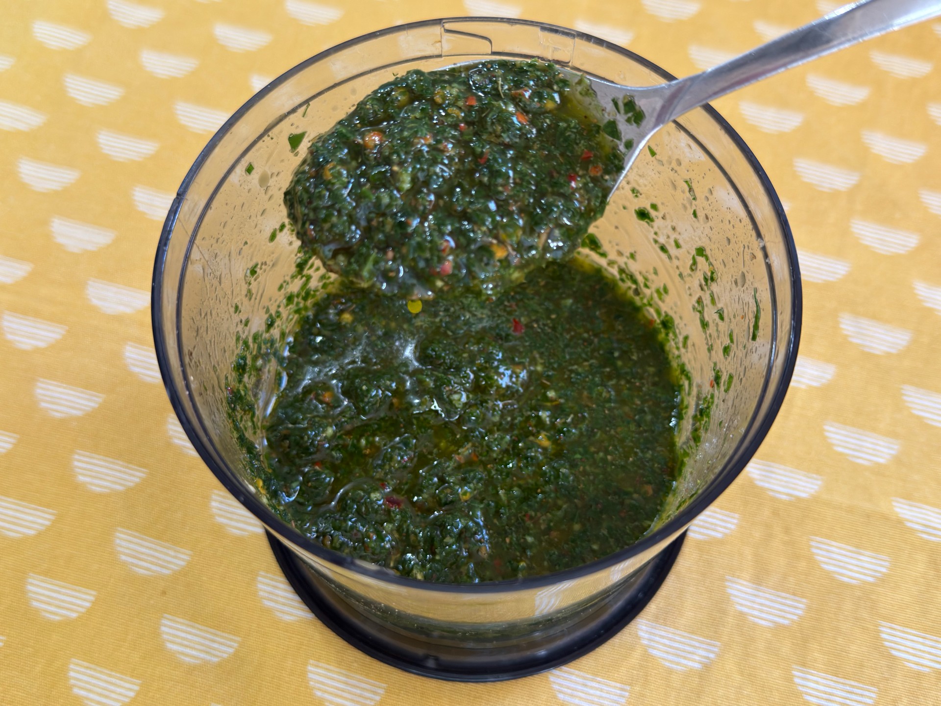 Φτιάξε τη διάσημη σάλτσα Τσιμιτσούρι στο σπίτι! Μια αρωματική πινελιά Αργεντινής που απογειώνει κάθε ψητό πιάτο.