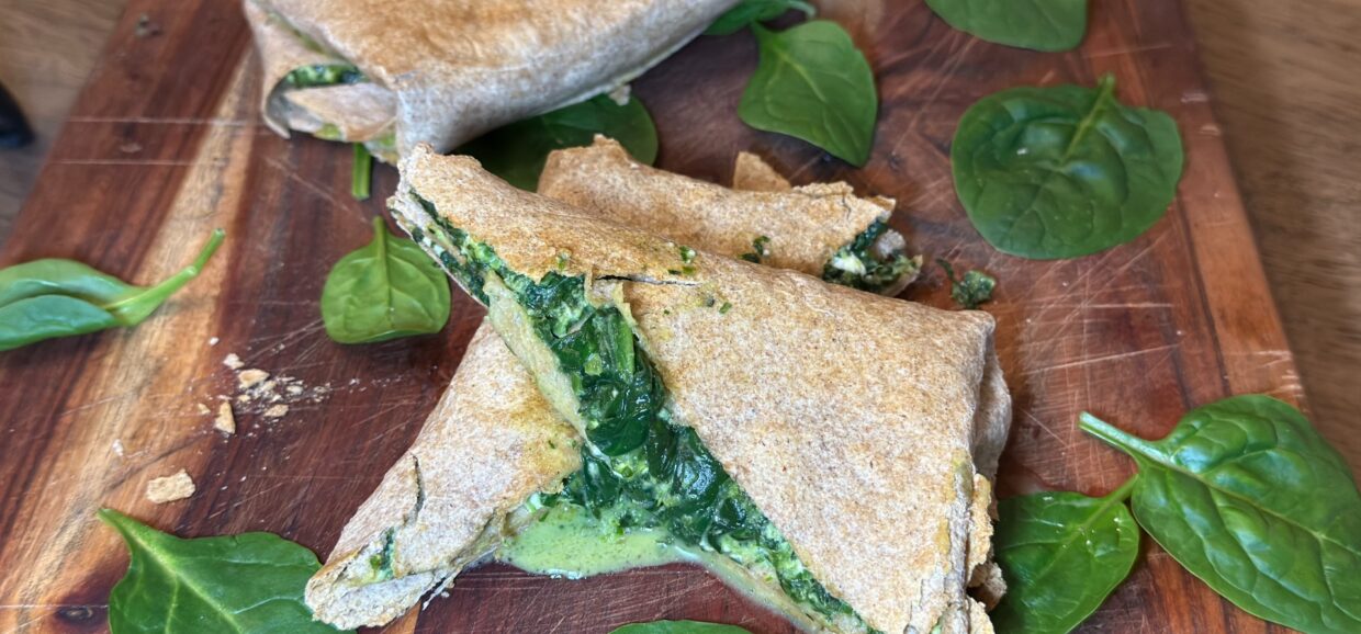 Εύκολη σπανακόπιτα σε τορτίγια στο air fryer! Τραγανή, γρήγορη και χωρίς φύλλο. Ιδανική συνταγή για κάθε στιγμή.