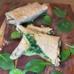 Εύκολη σπανακόπιτα σε τορτίγια στο air fryer! Τραγανή, γρήγορη και χωρίς φύλλο. Ιδανική συνταγή για κάθε στιγμή.