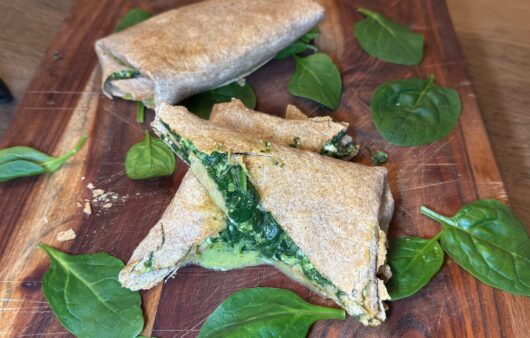 Εύκολη σπανακόπιτα σε τορτίγια στο air fryer! Τραγανή, γρήγορη και χωρίς φύλλο. Ιδανική συνταγή για κάθε στιγμή.