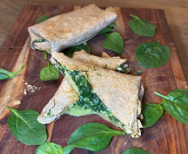 Εύκολη σπανακόπιτα σε τορτίγια στο air fryer! Τραγανή, γρήγορη και χωρίς φύλλο. Ιδανική συνταγή για κάθε στιγμή.