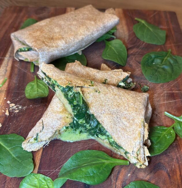 Εύκολη σπανακόπιτα σε τορτίγια στο air fryer! Τραγανή, γρήγορη και χωρίς φύλλο. Ιδανική συνταγή για κάθε στιγμή.