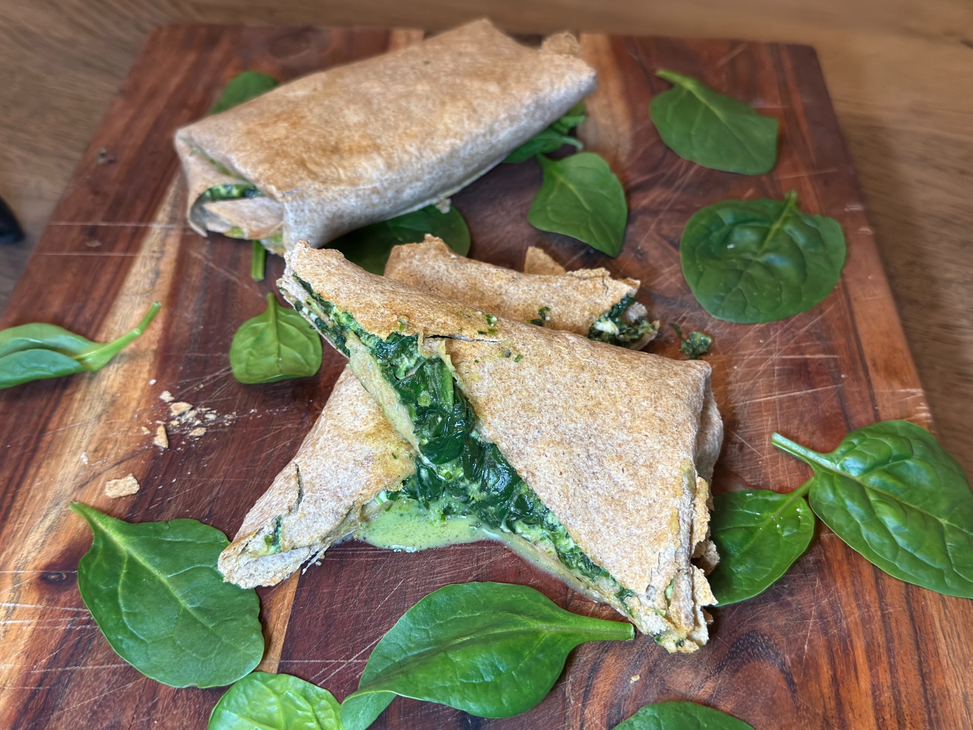 Εύκολη σπανακόπιτα σε τορτίγια στο air fryer! Τραγανή, γρήγορη και χωρίς φύλλο. Ιδανική συνταγή για κάθε στιγμή.