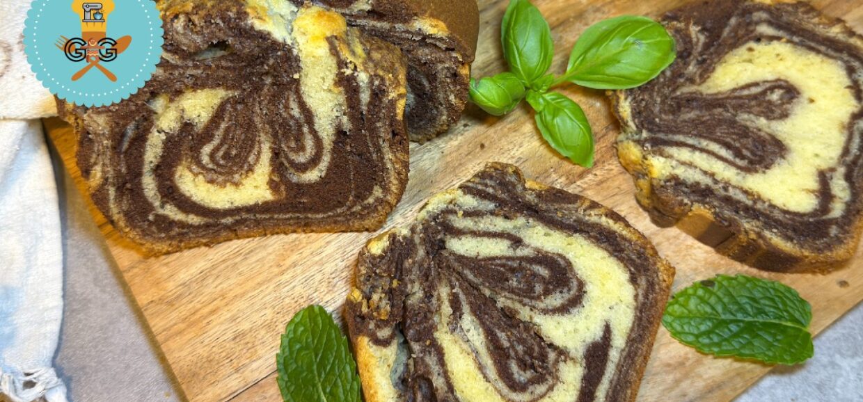 Το πιο λαχταριστό marble cake με τέλεια ισορροπία βανίλιας & σοκολάτας! Αφράτο, ζουμερό και πανεύκολο για κάθε στιγμή.