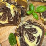 Το πιο λαχταριστό marble cake με τέλεια ισορροπία βανίλιας & σοκολάτας! Αφράτο, ζουμερό και πανεύκολο για κάθε στιγμή.