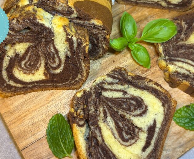 Το πιο λαχταριστό marble cake με τέλεια ισορροπία βανίλιας & σοκολάτας! Αφράτο, ζουμερό και πανεύκολο για κάθε στιγμή.