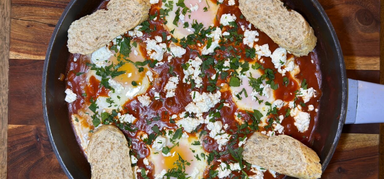 Ανακάλυψε αυθεντική συνταγή για Shakshuka (Αυγά Σακσούκα) με ντομάτα, πιπεριές και αρωματικά μπαχαρικά. Εύκολη, γρήγορη και ιδανική για brunch ή ελαφρύ γεύμα.