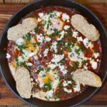 Ανακάλυψε αυθεντική συνταγή για Shakshuka (Αυγά Σακσούκα) με ντομάτα, πιπεριές και αρωματικά μπαχαρικά. Εύκολη, γρήγορη και ιδανική για brunch ή ελαφρύ γεύμα.