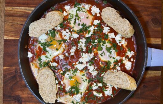 Ανακάλυψε αυθεντική συνταγή για Shakshuka (Αυγά Σακσούκα) με ντομάτα, πιπεριές και αρωματικά μπαχαρικά. Εύκολη, γρήγορη και ιδανική για brunch ή ελαφρύ γεύμα.