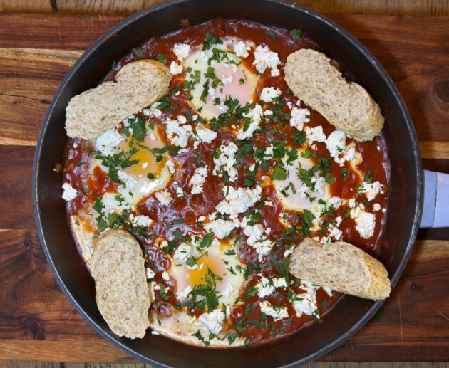 Ανακάλυψε αυθεντική συνταγή για Shakshuka (Αυγά Σακσούκα) με ντομάτα, πιπεριές και αρωματικά μπαχαρικά. Εύκολη, γρήγορη και ιδανική για brunch ή ελαφρύ γεύμα.