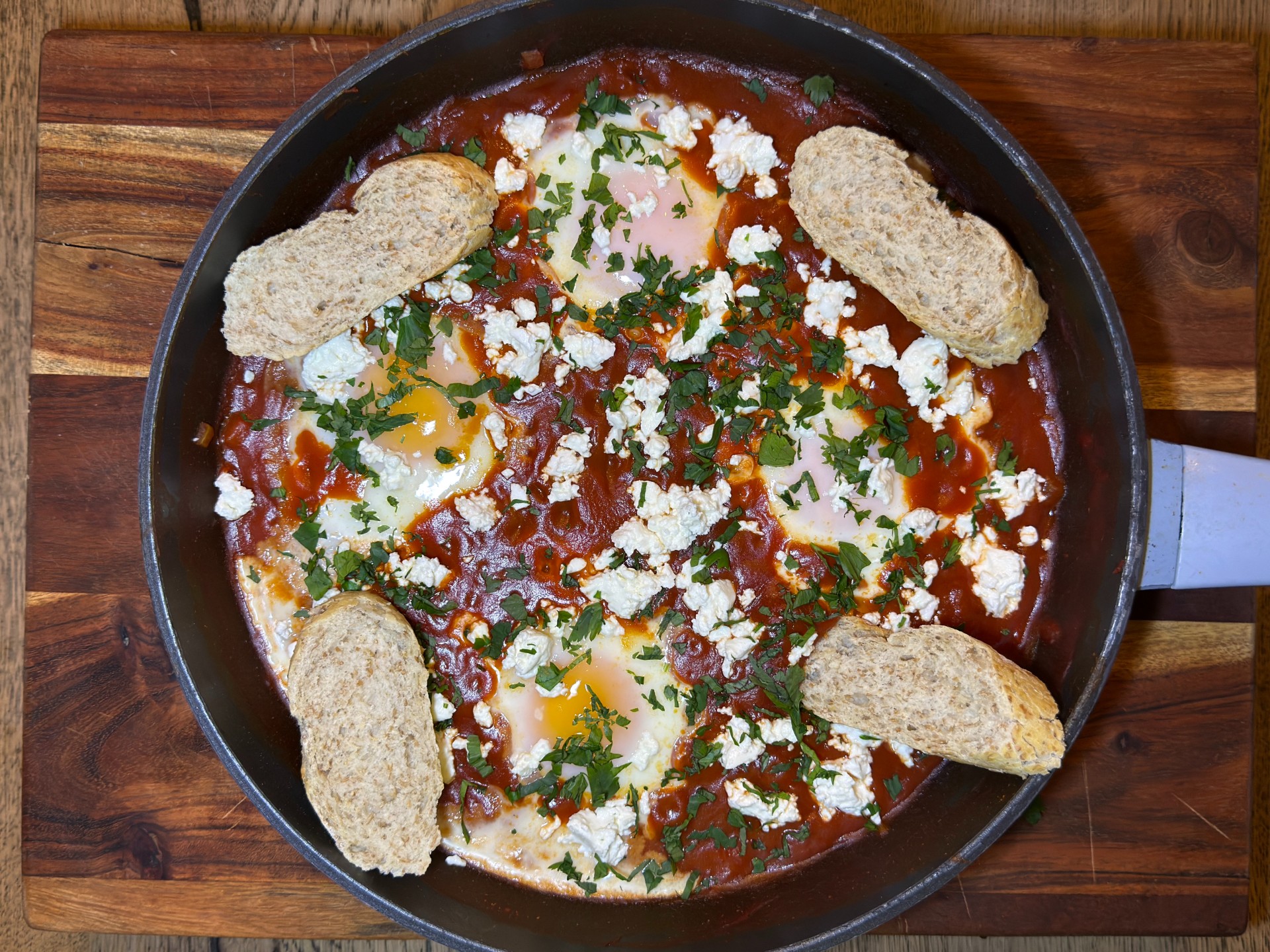 Ανακάλυψε αυθεντική συνταγή για Shakshuka (Αυγά Σακσούκα) με ντομάτα, πιπεριές και αρωματικά μπαχαρικά. Εύκολη, γρήγορη και ιδανική για brunch ή ελαφρύ γεύμα.