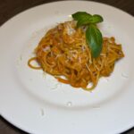 Γρήγορη και πανεύκολη συνταγή για σπαγγέτι σε ένα σκεύος! Κρεμώδης υφή, πλούσια γεύση ντομάτας και έτοιμο σε 15 λεπτά.