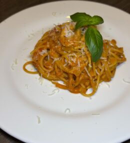 Σπαγγέτι Με Ντοματίνια Και Τυρί Κρέμα Σε Ένα Σκεύος