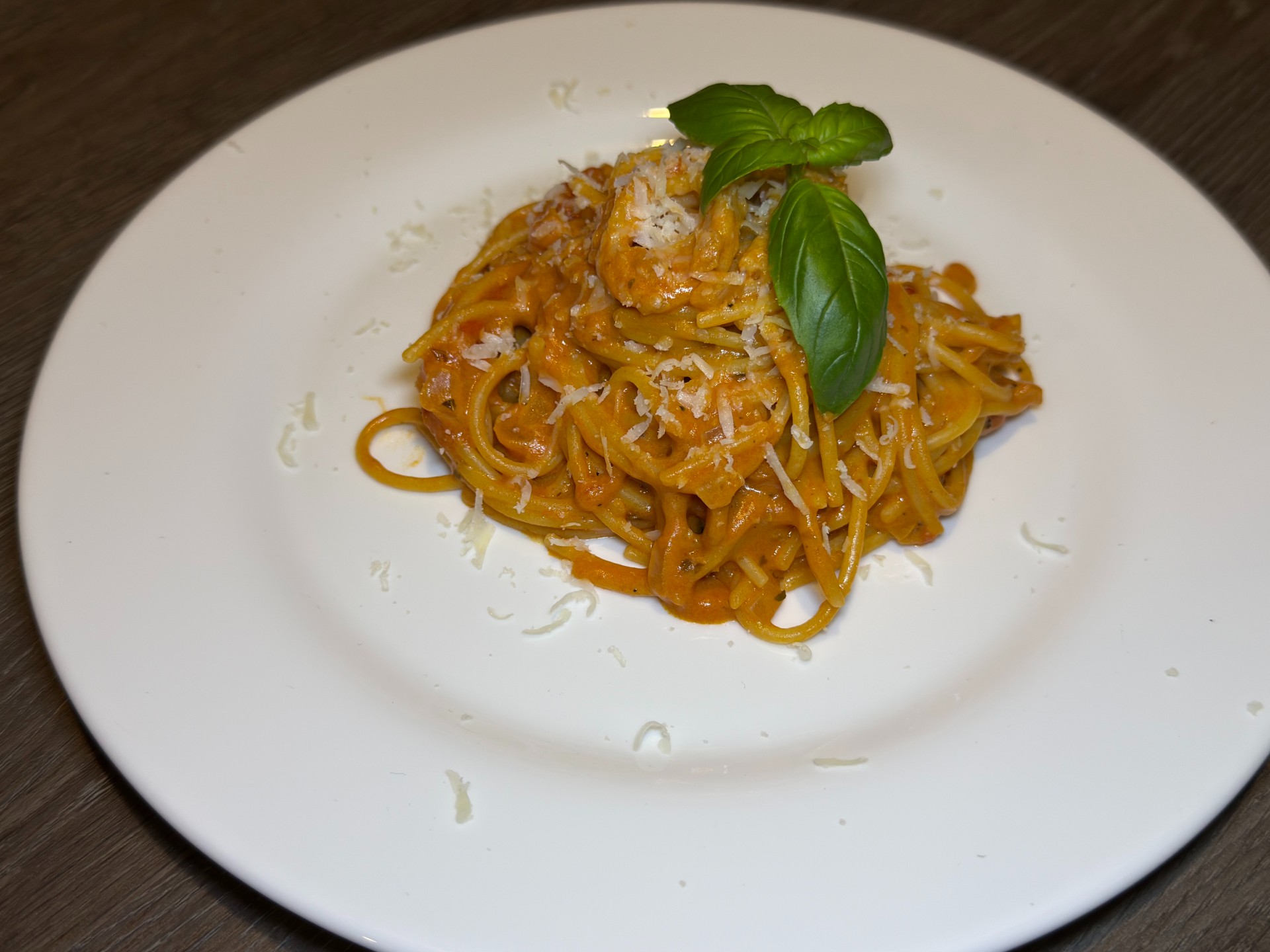 Γρήγορη και πανεύκολη συνταγή για σπαγγέτι σε ένα σκεύος! Κρεμώδης υφή, πλούσια γεύση ντομάτας και έτοιμο σε 15 λεπτά.