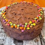 Ανακάλυψε τη πιο λαχταριστή σοκολατένια τούρτα! Με αφράτο, ζουμερό παντεσπάνι και βελούδινη βουτυρόκρεμα κακάο.