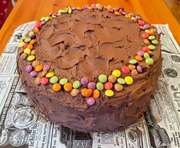 Ανακάλυψε τη πιο λαχταριστή σοκολατένια τούρτα! Με αφράτο, ζουμερό παντεσπάνι και βελούδινη βουτυρόκρεμα κακάο.