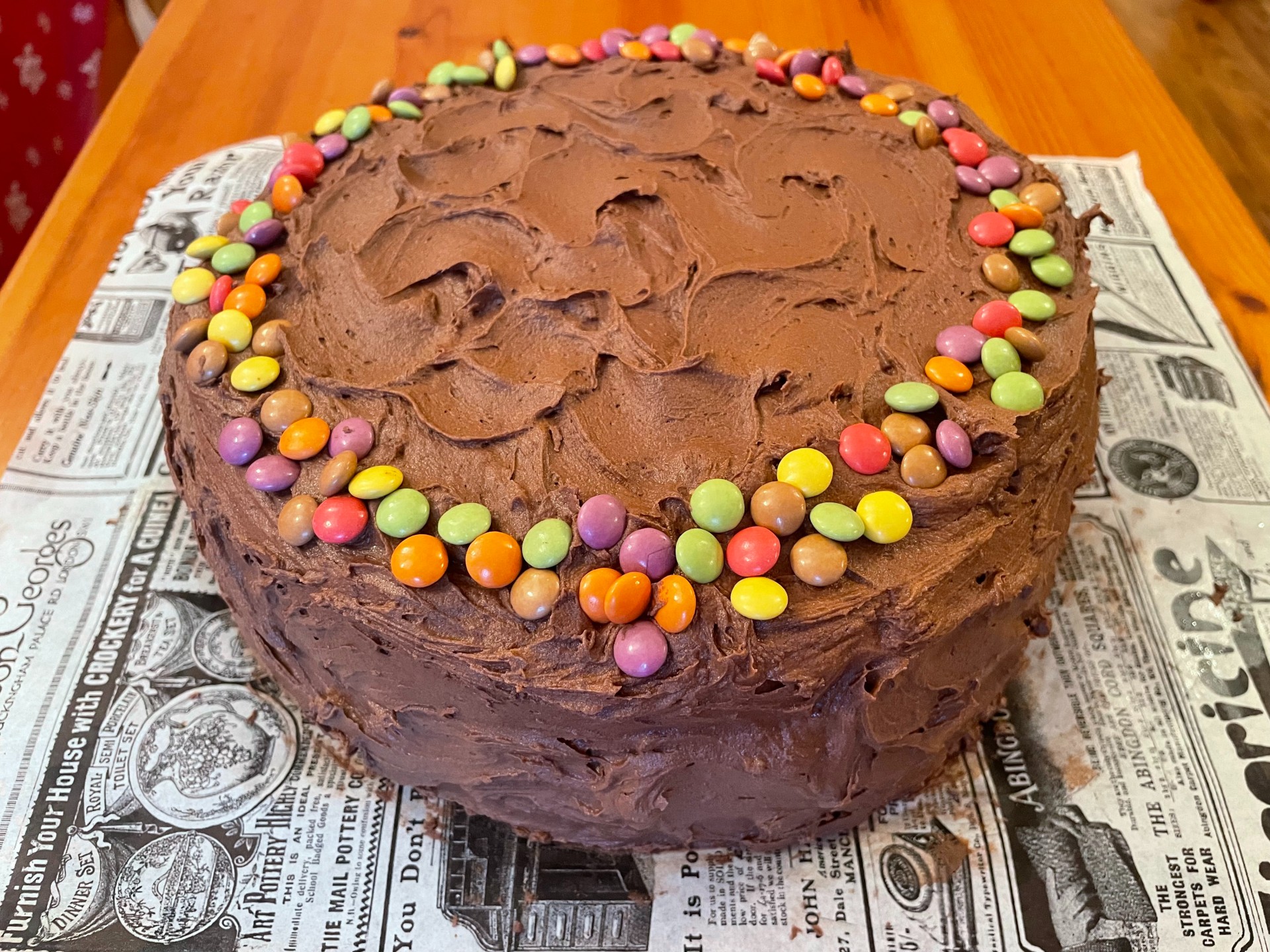 Ανακάλυψε τη πιο λαχταριστή σοκολατένια τούρτα! Με αφράτο, ζουμερό παντεσπάνι και βελούδινη βουτυρόκρεμα κακάο.