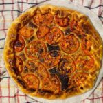 Εύκολη και γρήγορη συνταγή για σφολιάτα με ντομάτα, τυρί κρέμα και μυρωδικά. Ιδανική για σνακ ή ελαφρύ γεύμα, έτοιμη σε λίγα λεπτά!