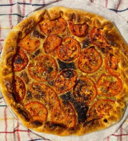 Τραγανή Σφολιάτα Με Ντομάτα Και Τυρί Κρέμα