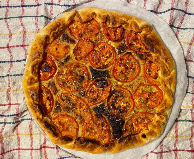 Εύκολη και γρήγορη συνταγή για σφολιάτα με ντομάτα, τυρί κρέμα και μυρωδικά. Ιδανική για σνακ ή ελαφρύ γεύμα, έτοιμη σε λίγα λεπτά!