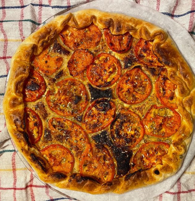 Εύκολη και γρήγορη συνταγή για σφολιάτα με ντομάτα, τυρί κρέμα και μυρωδικά. Ιδανική για σνακ ή ελαφρύ γεύμα, έτοιμη σε λίγα λεπτά!