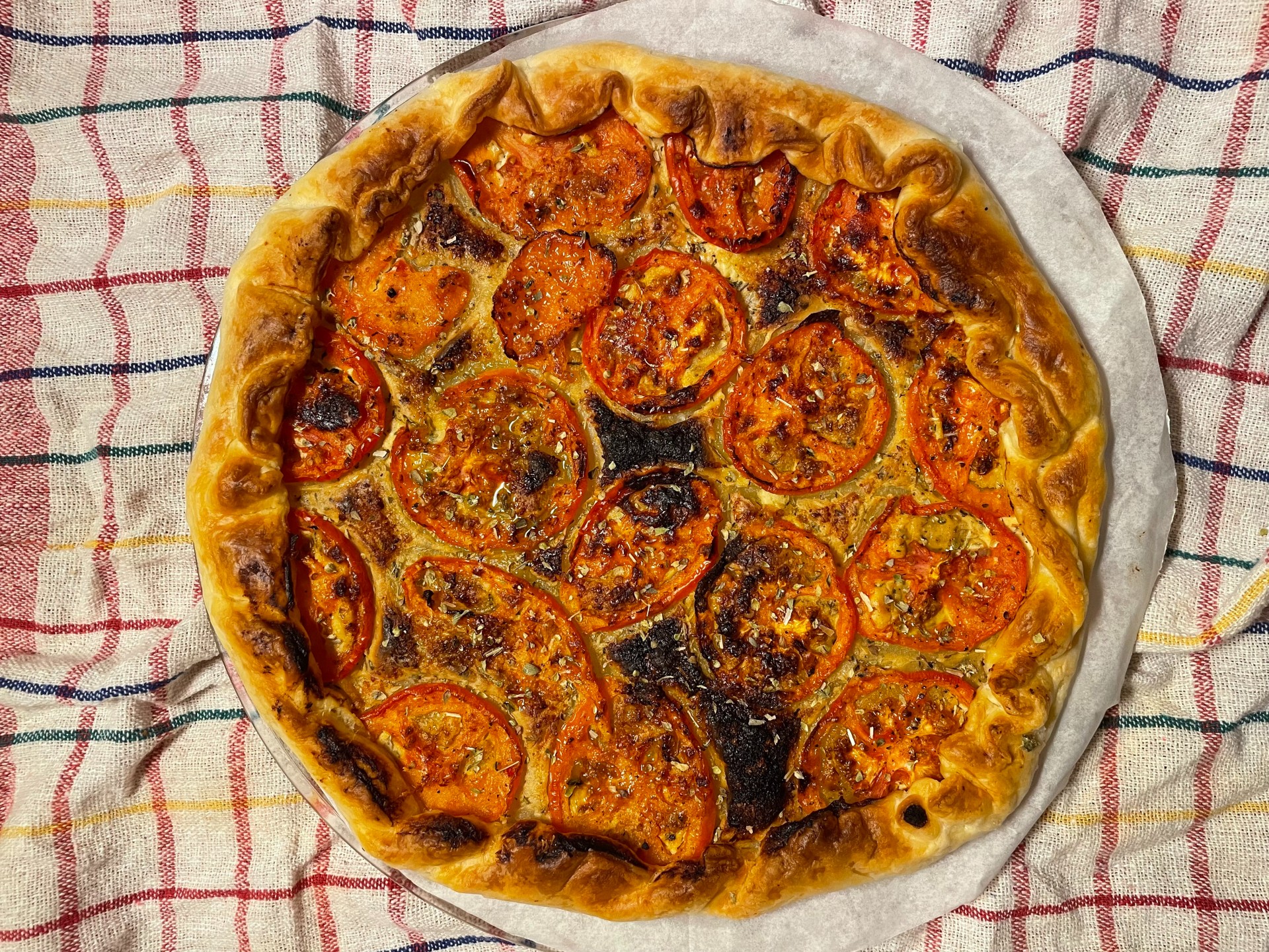 Εύκολη και γρήγορη συνταγή για σφολιάτα με ντομάτα, τυρί κρέμα και μυρωδικά. Ιδανική για σνακ ή ελαφρύ γεύμα, έτοιμη σε λίγα λεπτά!