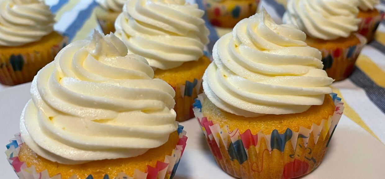 Ανακάλυψε την πιο αφράτη συνταγή για lemon cupcakes με δροσερή βουτυρόκρεμα λεμονιού.