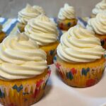 Ανακάλυψε την πιο αφράτη συνταγή για lemon cupcakes με δροσερή βουτυρόκρεμα λεμονιού.