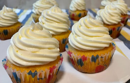Ανακάλυψε την πιο αφράτη συνταγή για lemon cupcakes με δροσερή βουτυρόκρεμα λεμονιού.