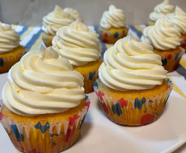 Ανακάλυψε την πιο αφράτη συνταγή για lemon cupcakes με δροσερή βουτυρόκρεμα λεμονιού.